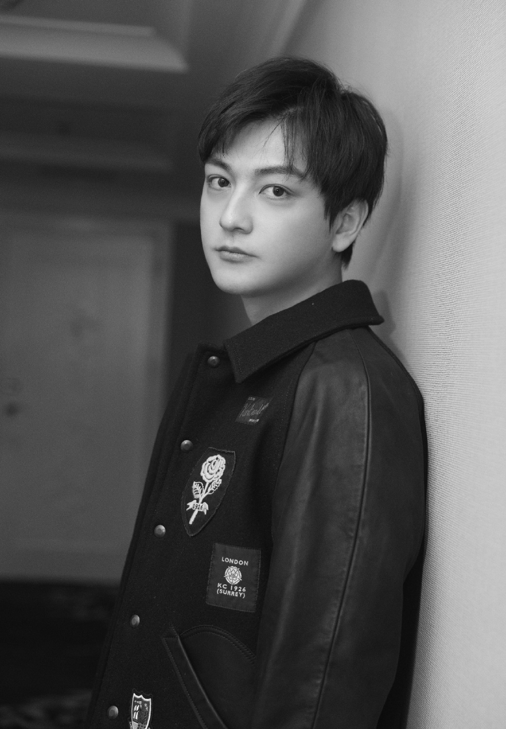 张晓谦灰色格子西装儒雅写真图片