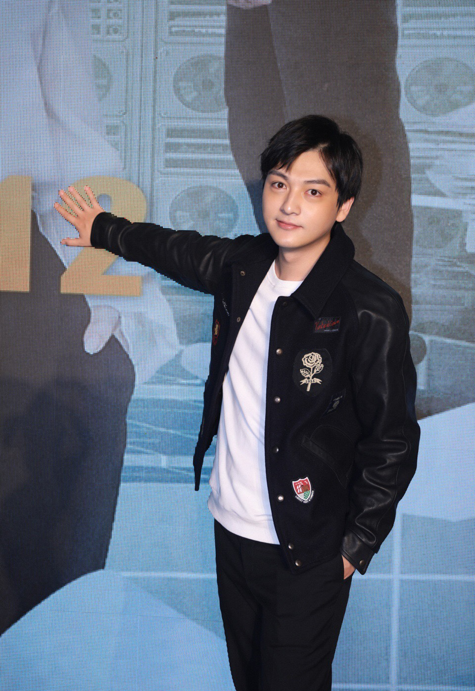张晓谦灰色格子西装儒雅写真图片