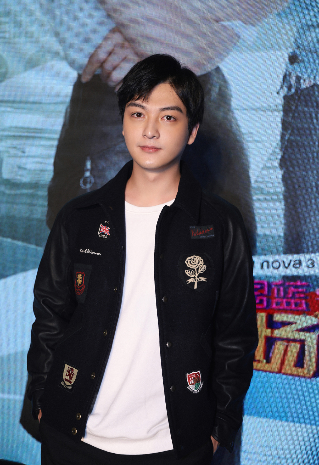 张晓谦灰色格子西装儒雅写真图片