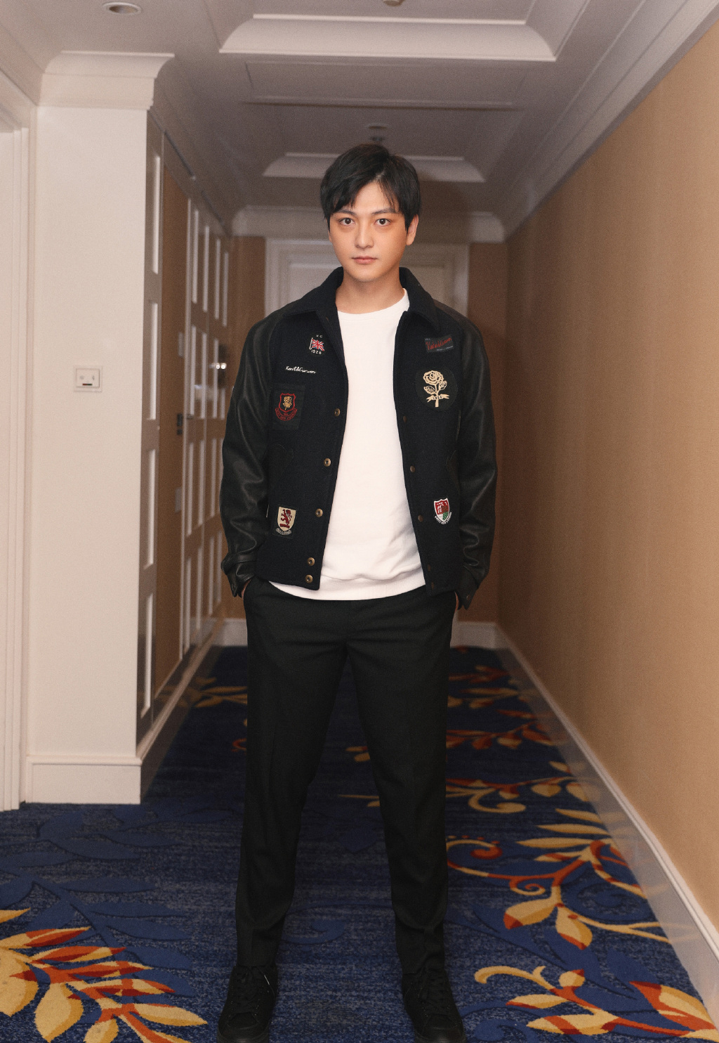 张晓谦灰色格子西装儒雅写真图片