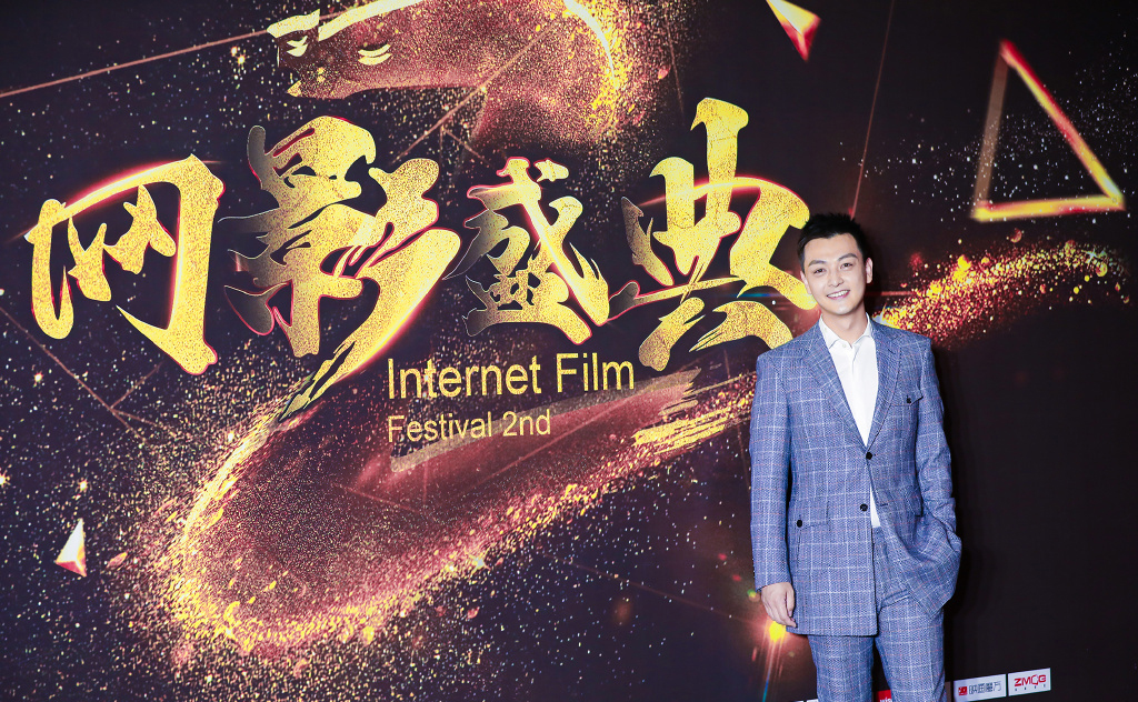 张晓谦灰色格子西装儒雅写真图片