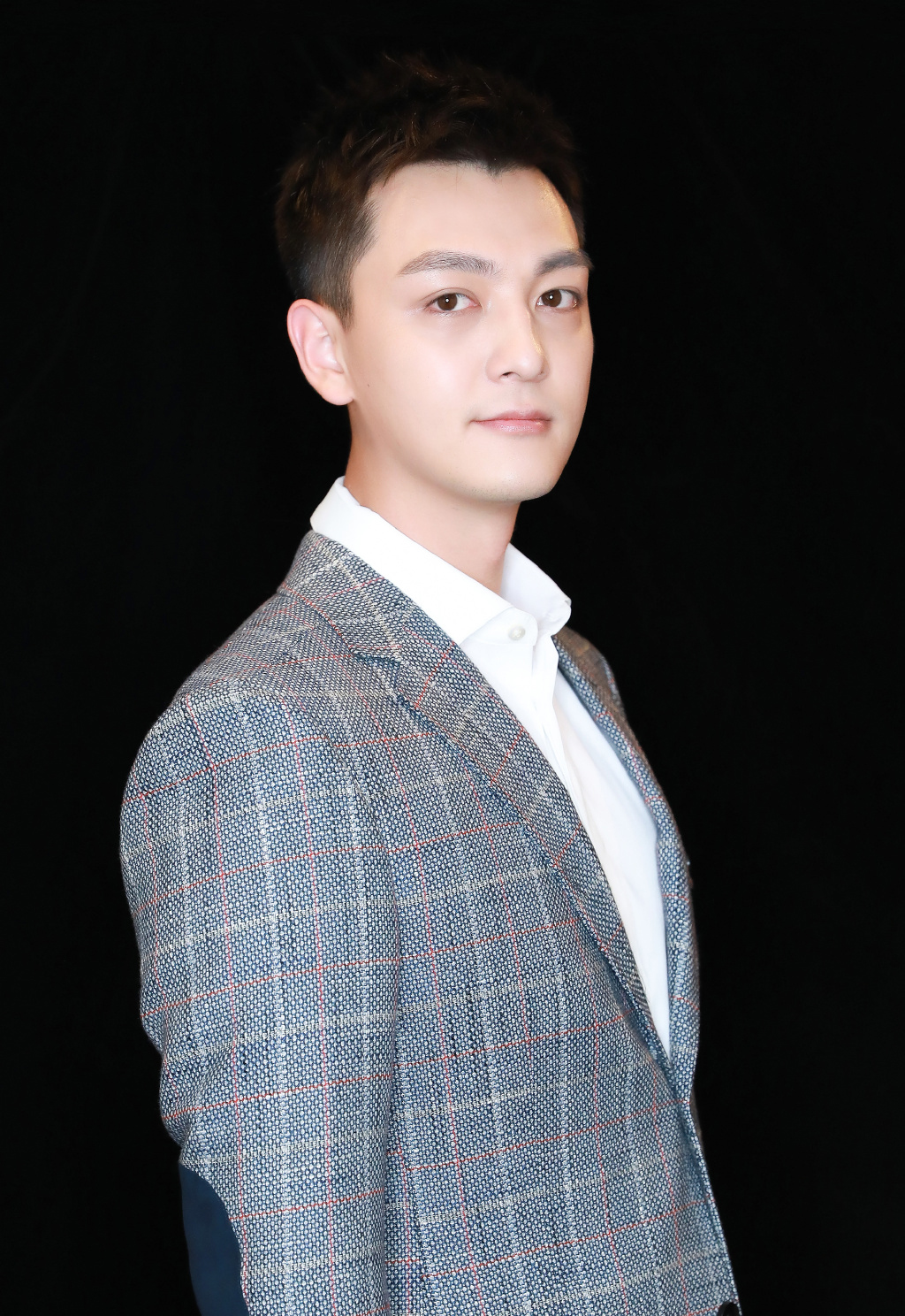 张晓谦灰色格子西装儒雅写真图片