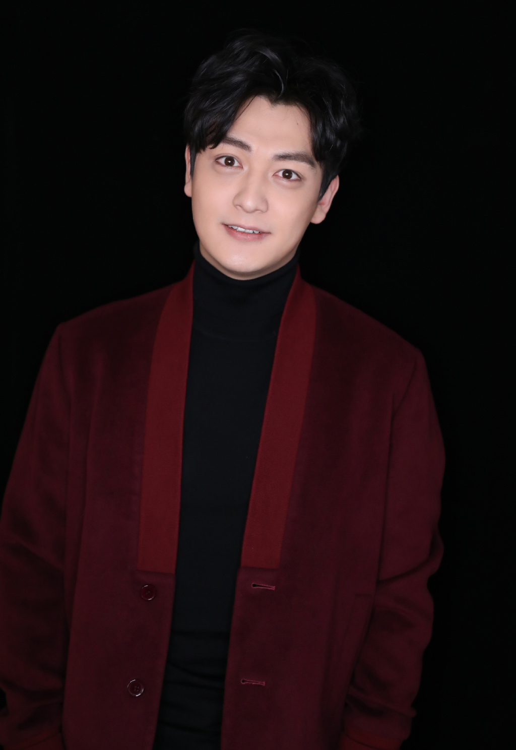 张晓谦灰色格子西装儒雅写真图片 张晓谦灰色格子西装儒雅写真图片