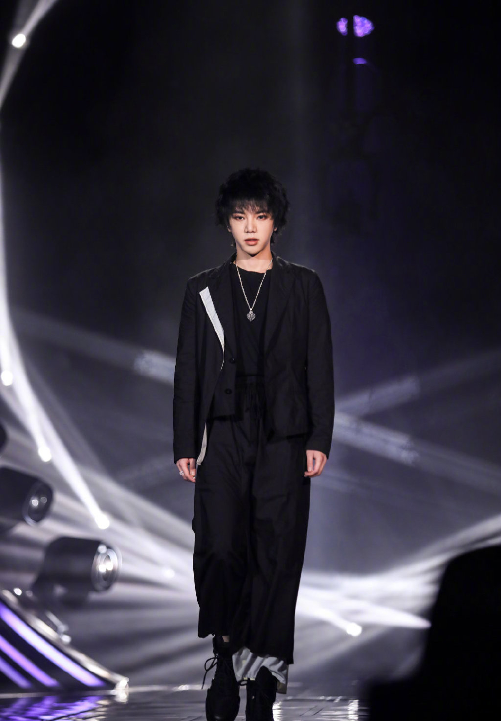 高清湖北十堰男星华晨宇微博之夜帅气写真图片图片