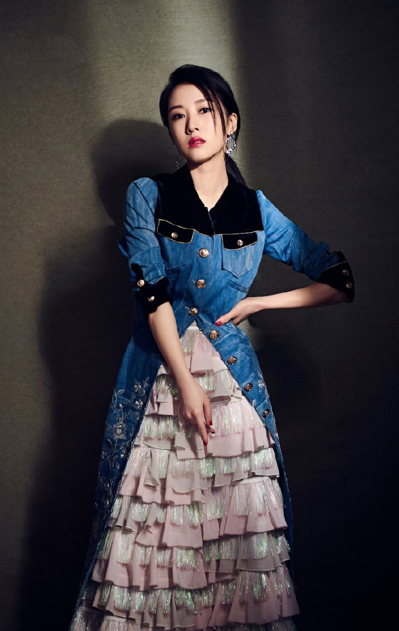 李念写真 李念红裙性感写真图片