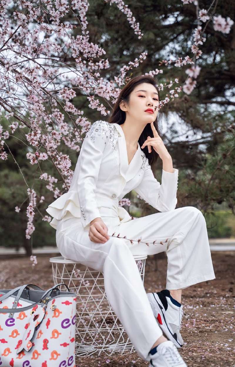 美女王双图片