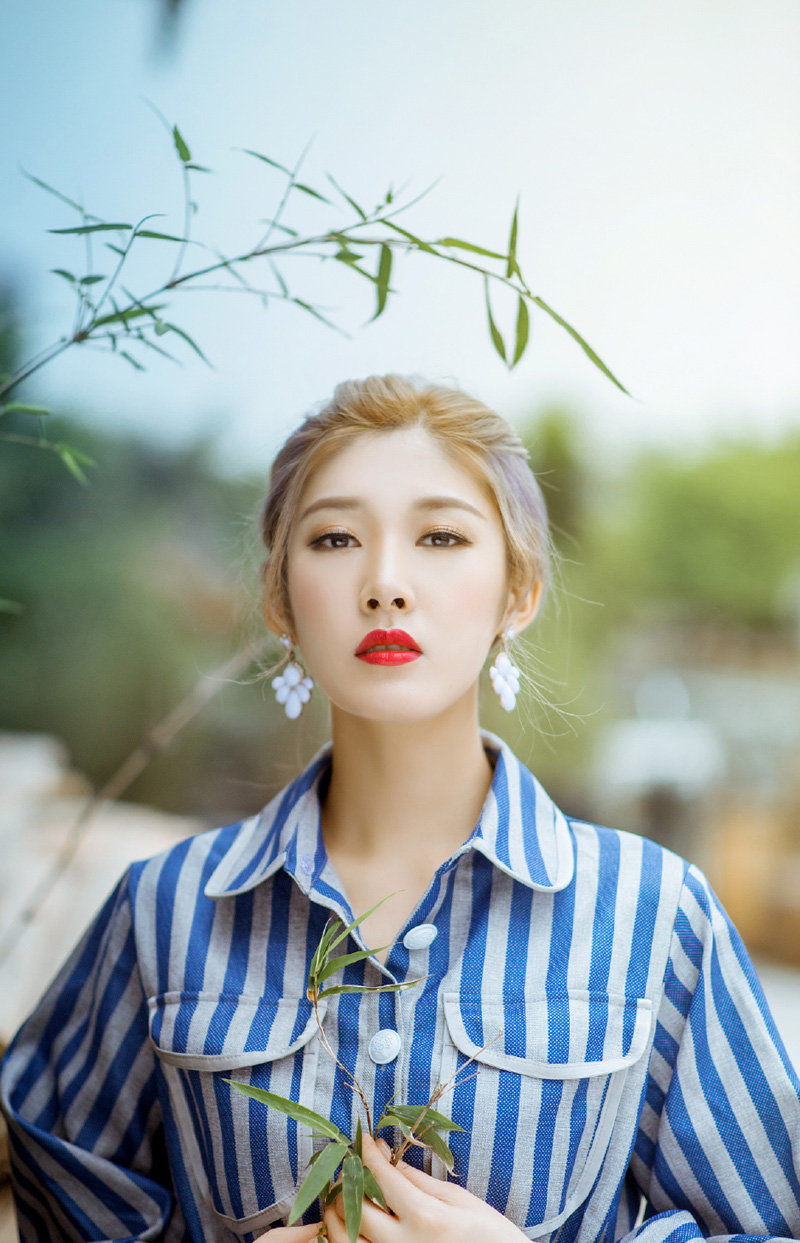 美女王双图片