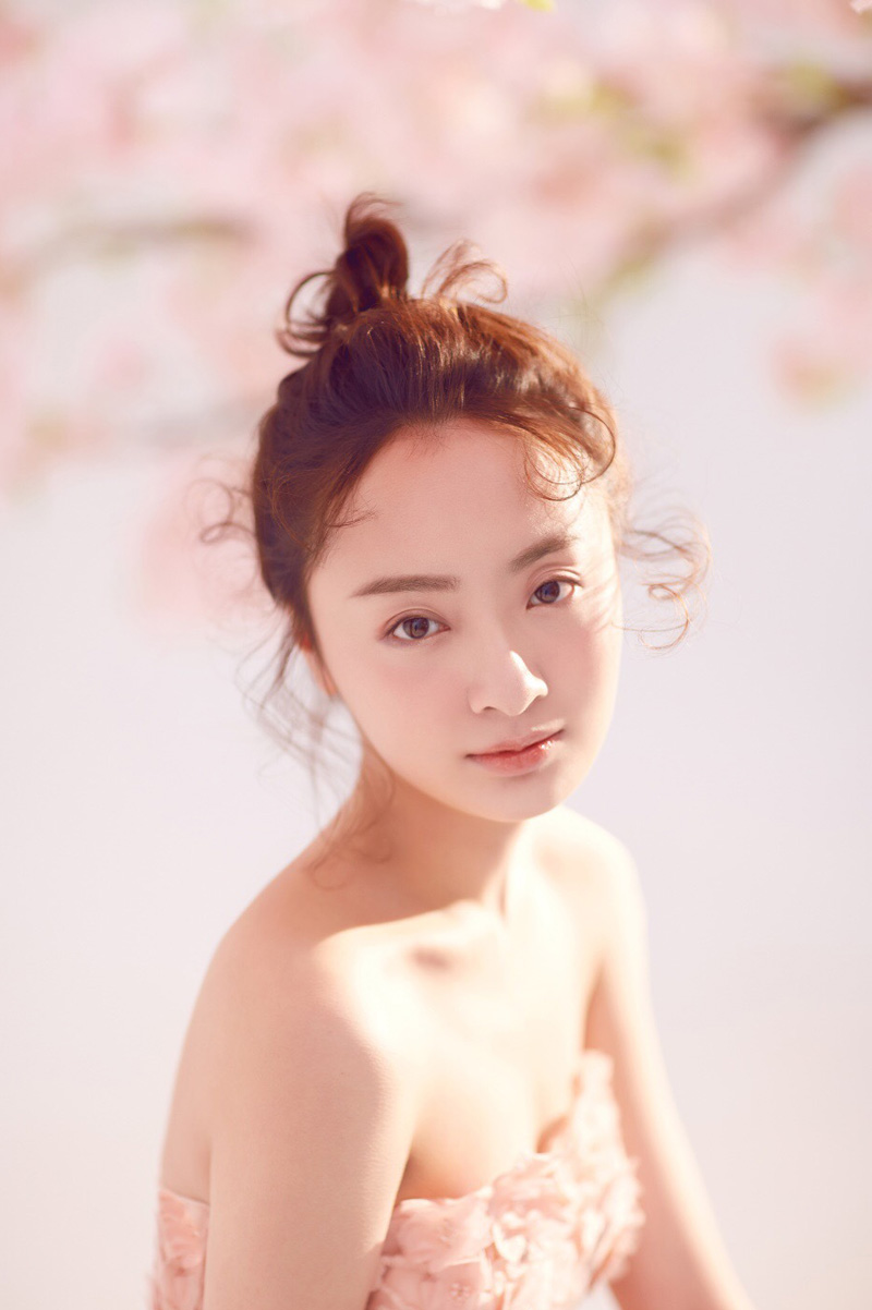 中国内地四川成都女演员孙铱文艺范甜美街拍写真图片图片