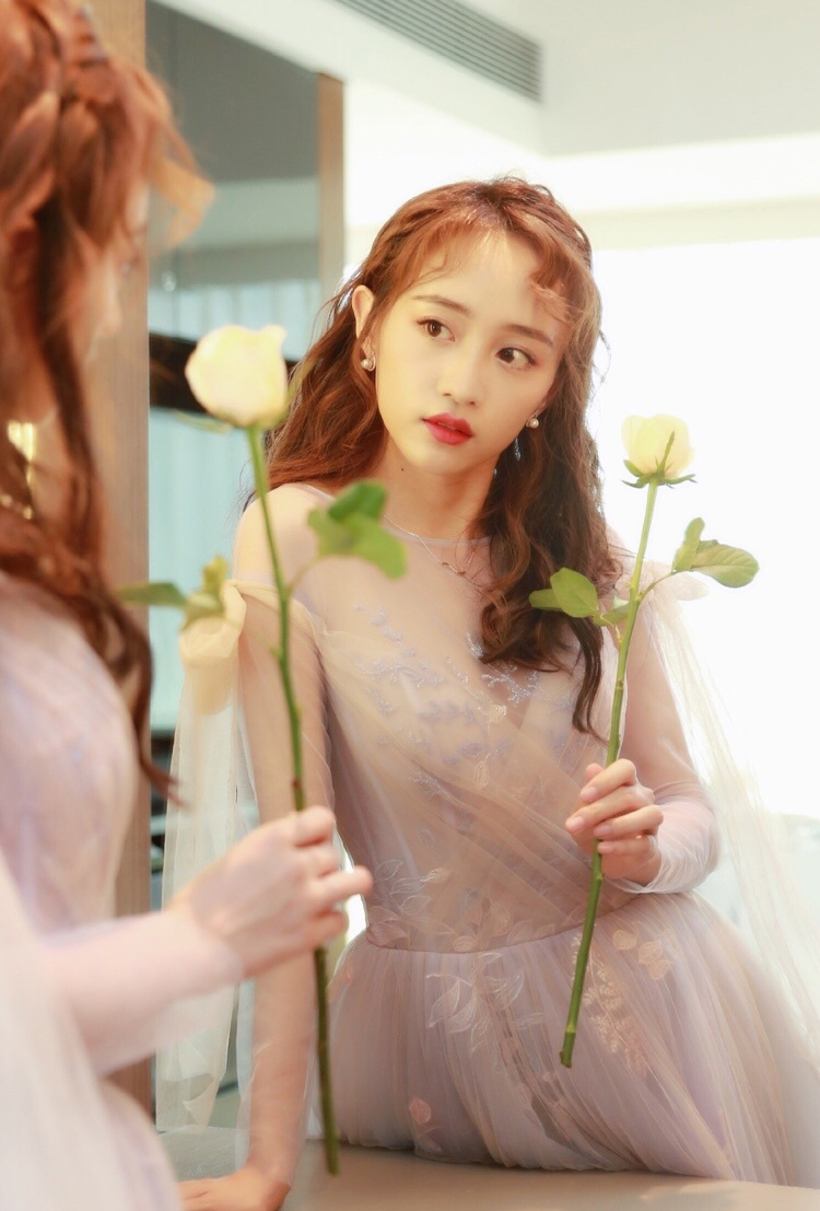 中国江苏南京，歌手、演员SNH48黄婷婷清新甜美写真图片图片