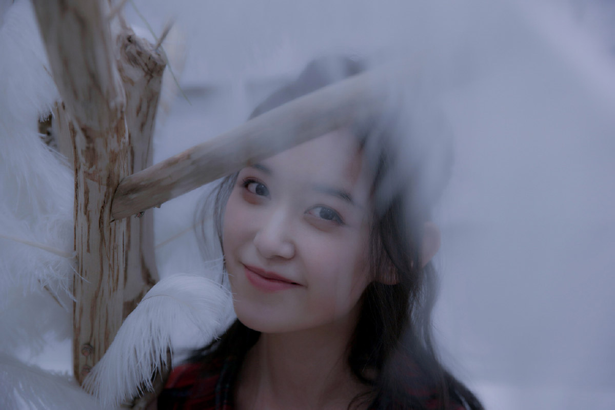 蒋依依图片 蒋依依雪中红衣甜美写真图片图片