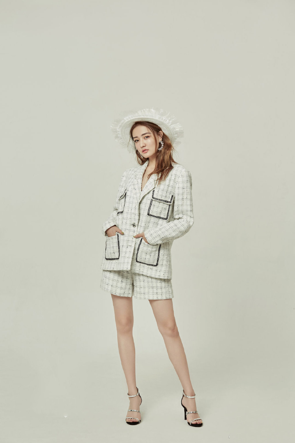 中国内地内蒙古呼和浩特女演员徐璐性感牛仔连体装时尚写真高清图片图片