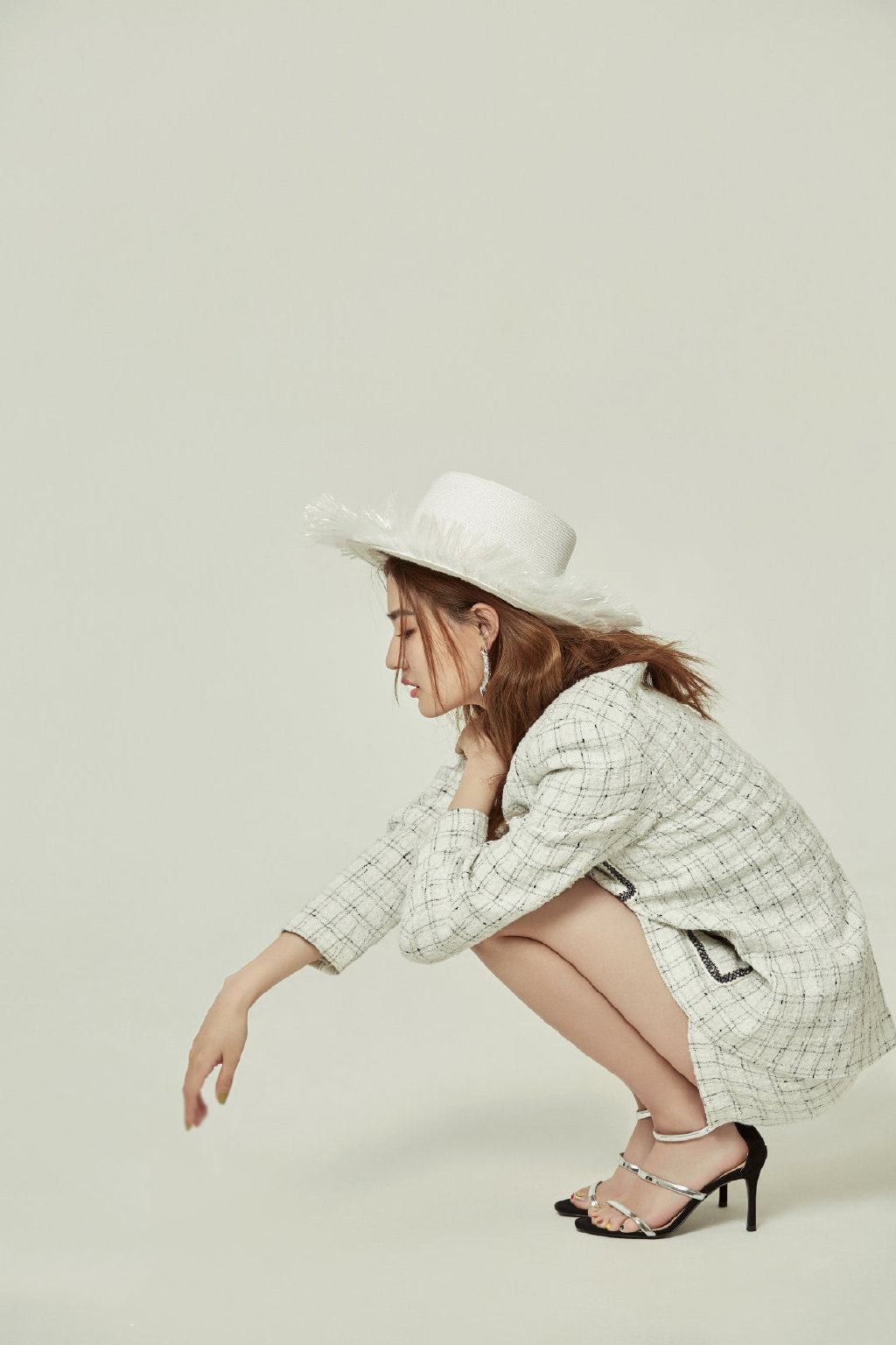 中国内地内蒙古呼和浩特女演员徐璐性感牛仔连体装时尚写真高清图片图片