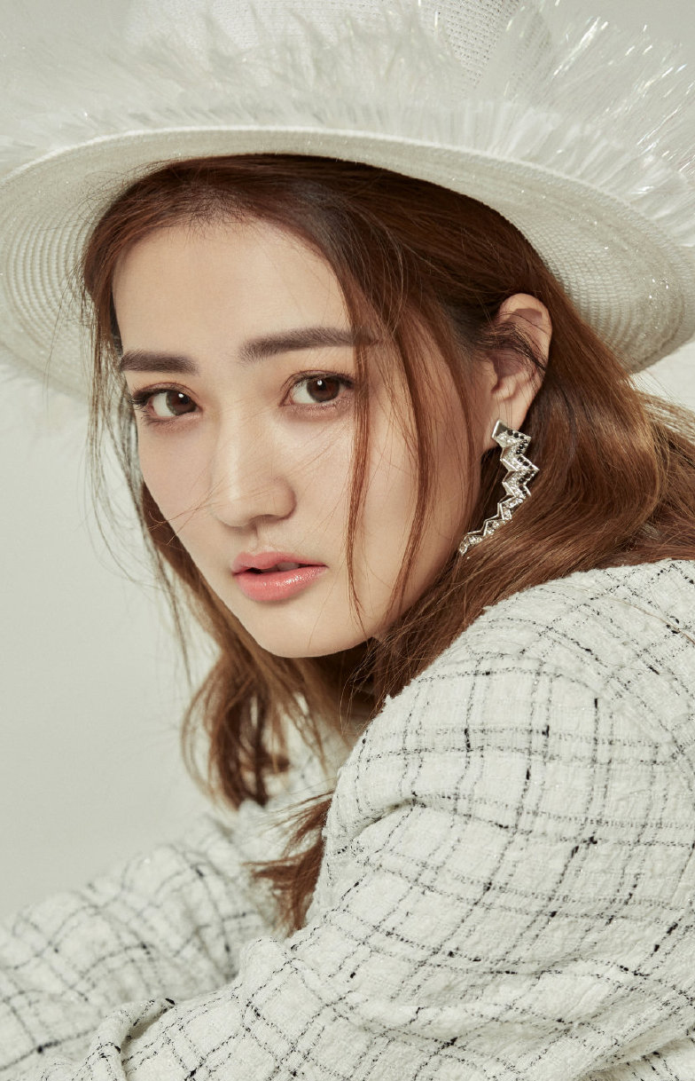 中国内地内蒙古呼和浩特女演员徐璐性感牛仔连体装时尚写真高清图片图片