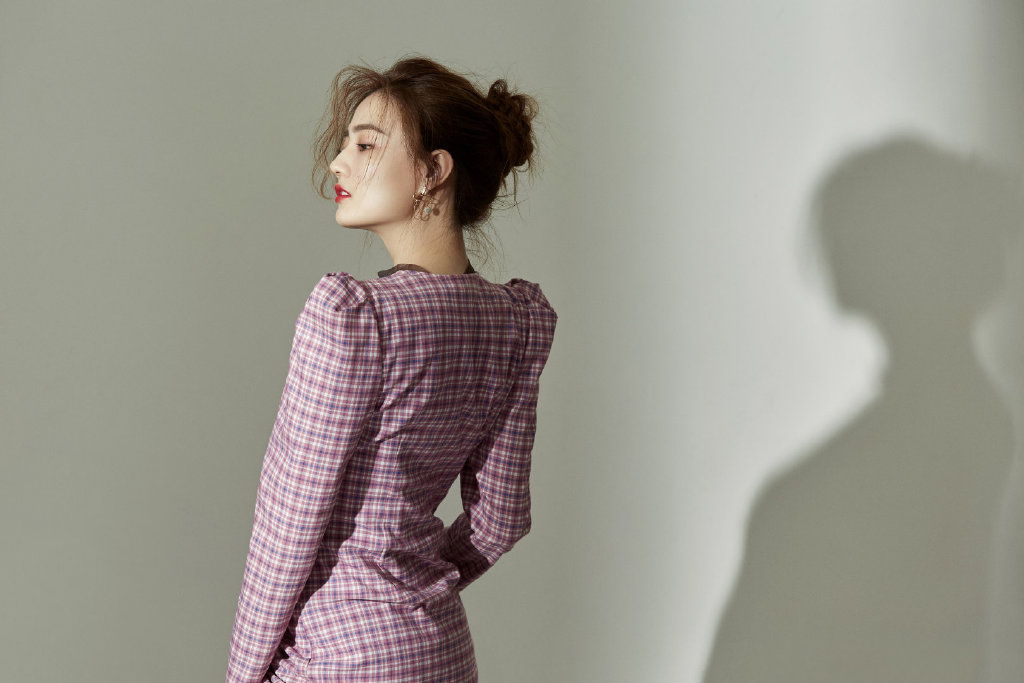 中国内地内蒙古呼和浩特女演员徐璐性感牛仔连体装时尚写真高清图片图片
