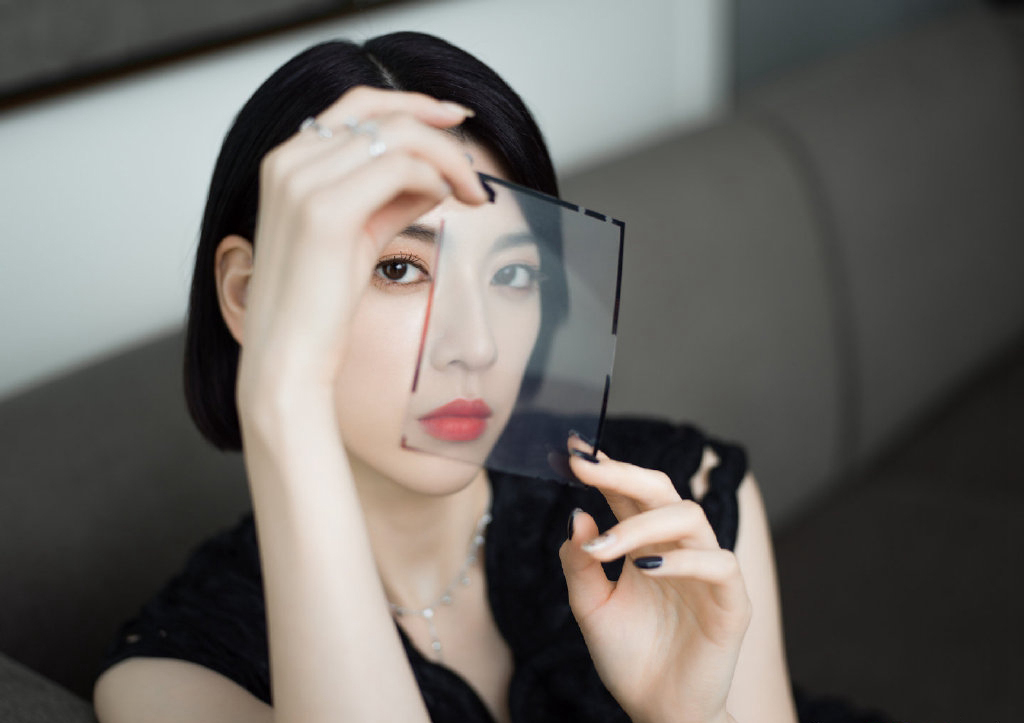 三吉彩花图片