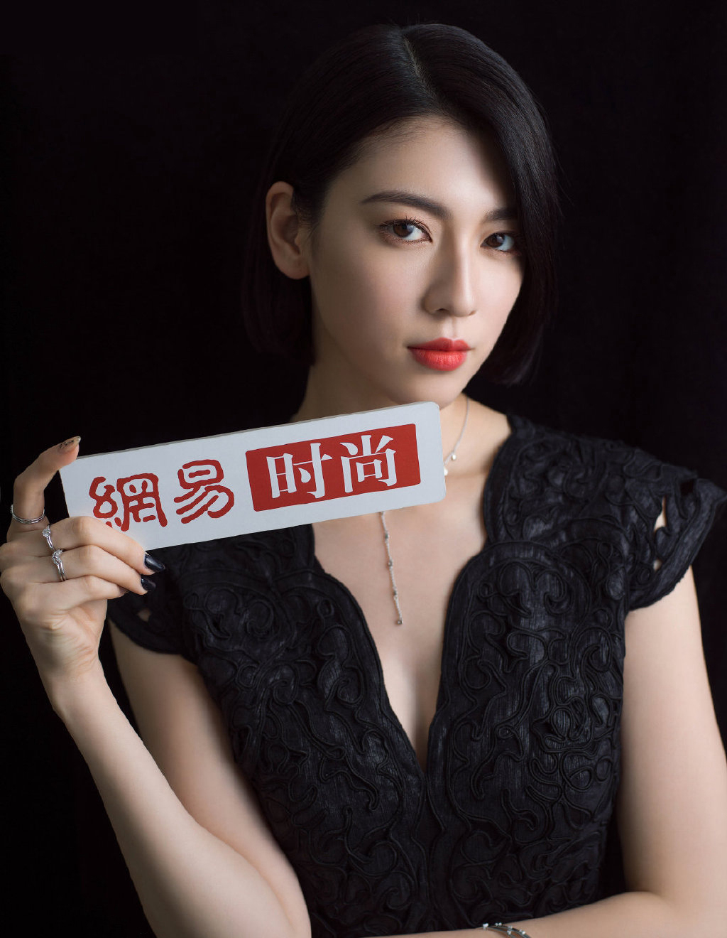 三吉彩花图片
