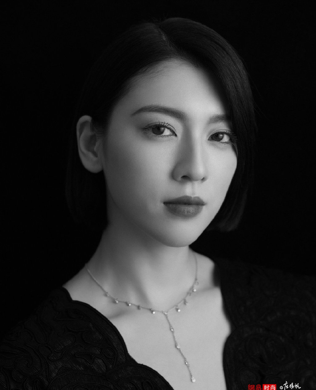 三吉彩花图片