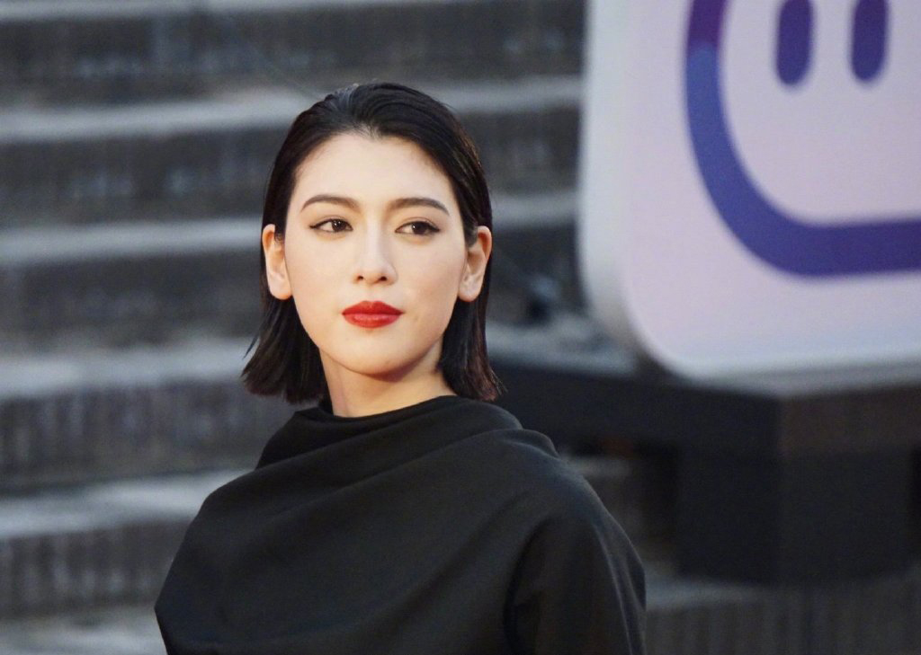日本女优三吉彩花慵懒居家写真图片图片