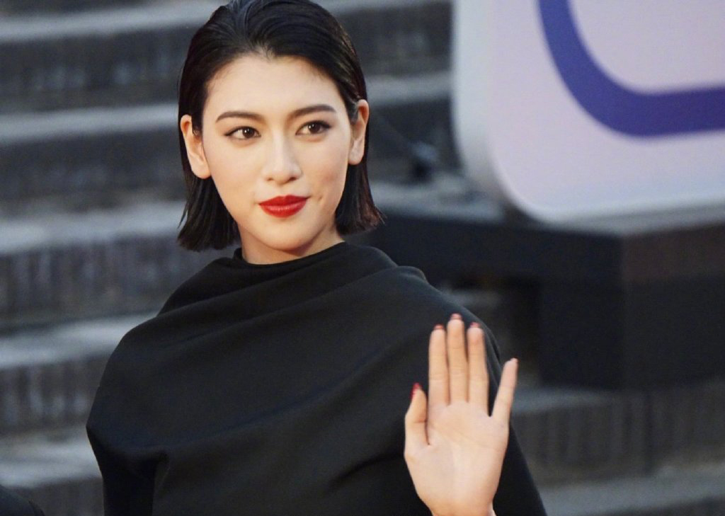 三吉彩花图片