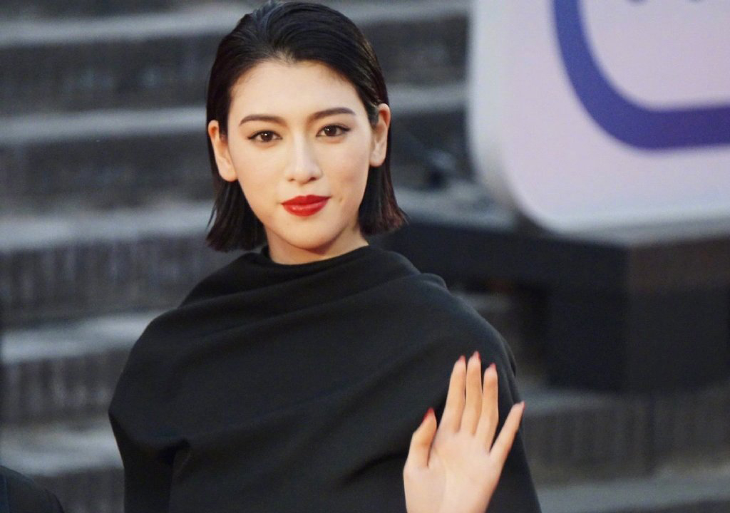 三吉彩花图片