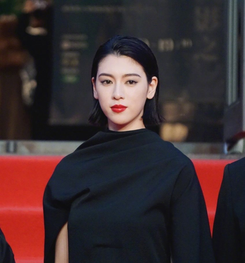 三吉彩花图片