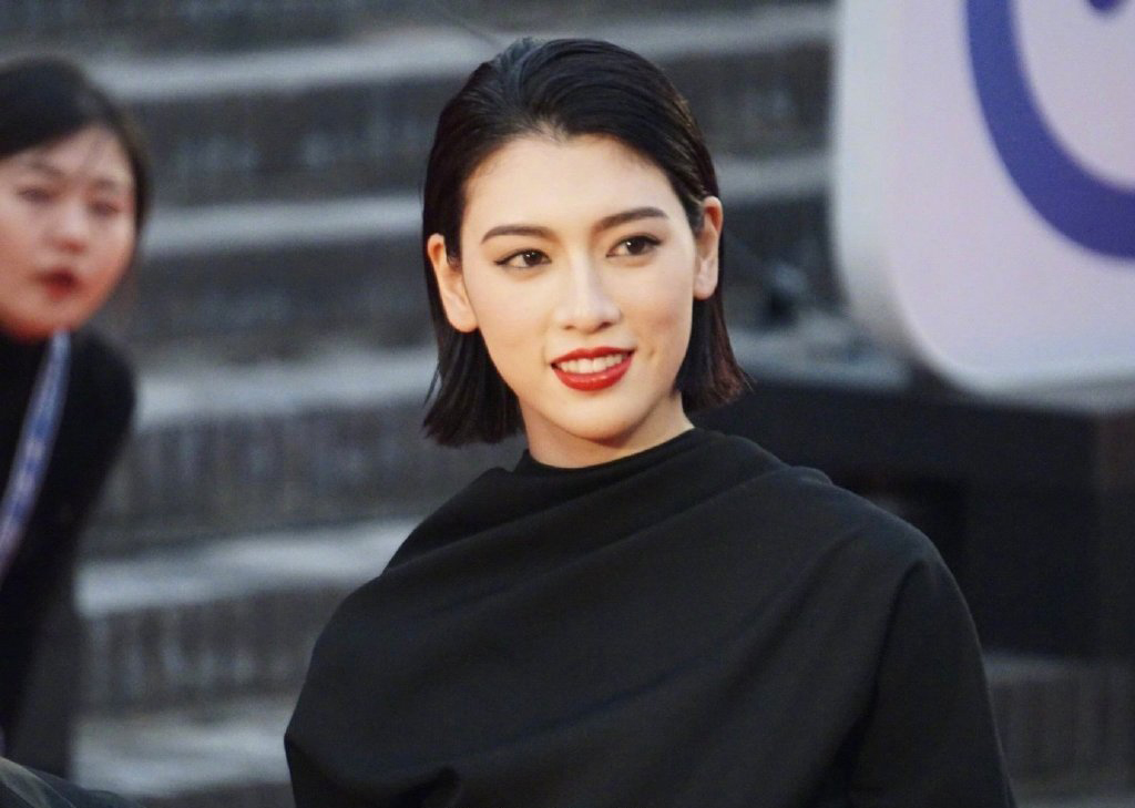 三吉彩花图片