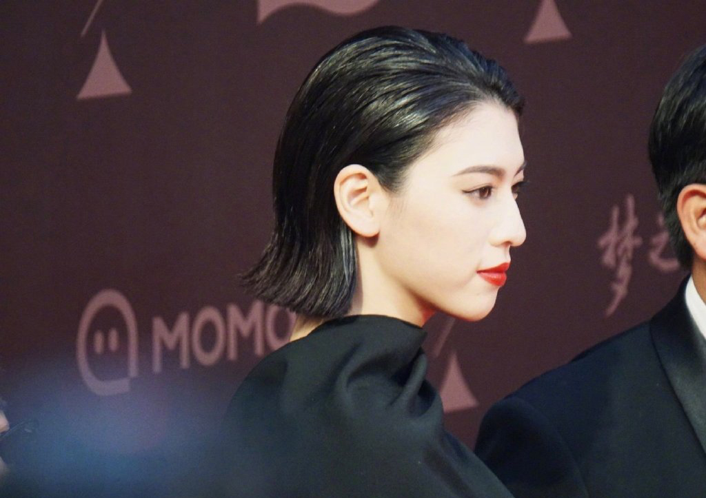 三吉彩花图片