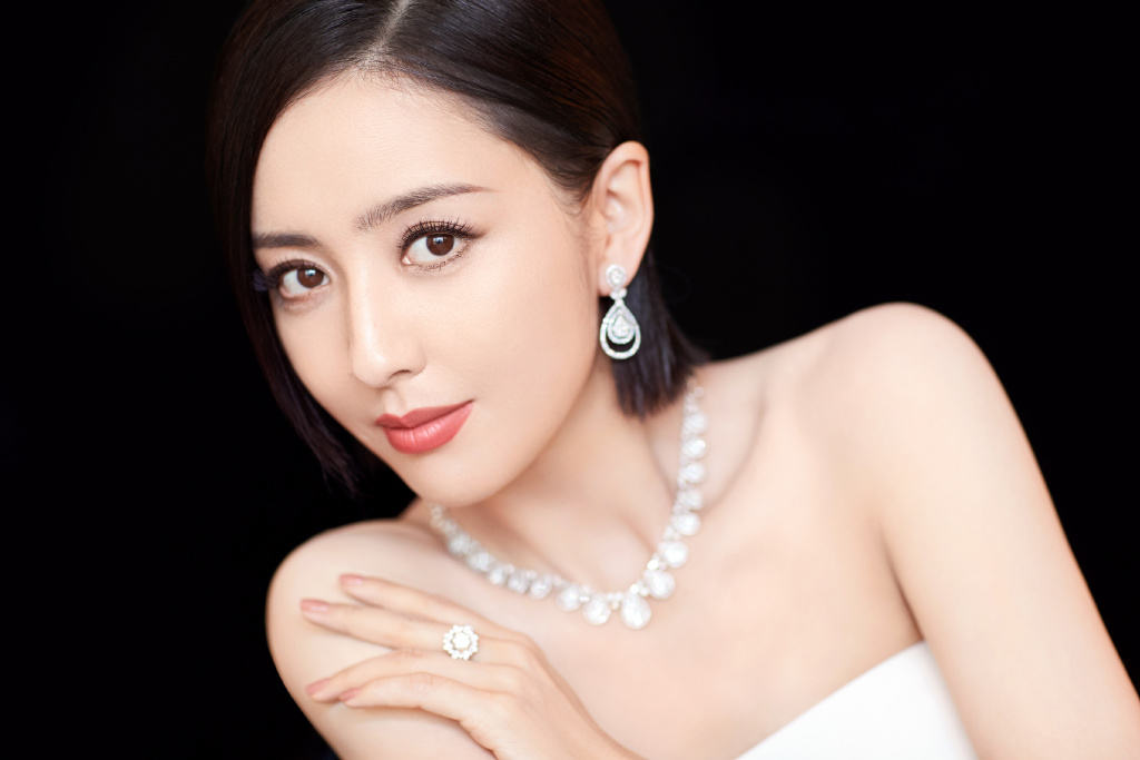 高清中国内地新疆伊犁影视女演员佟丽娅短发梨涡迷人性感写真图片