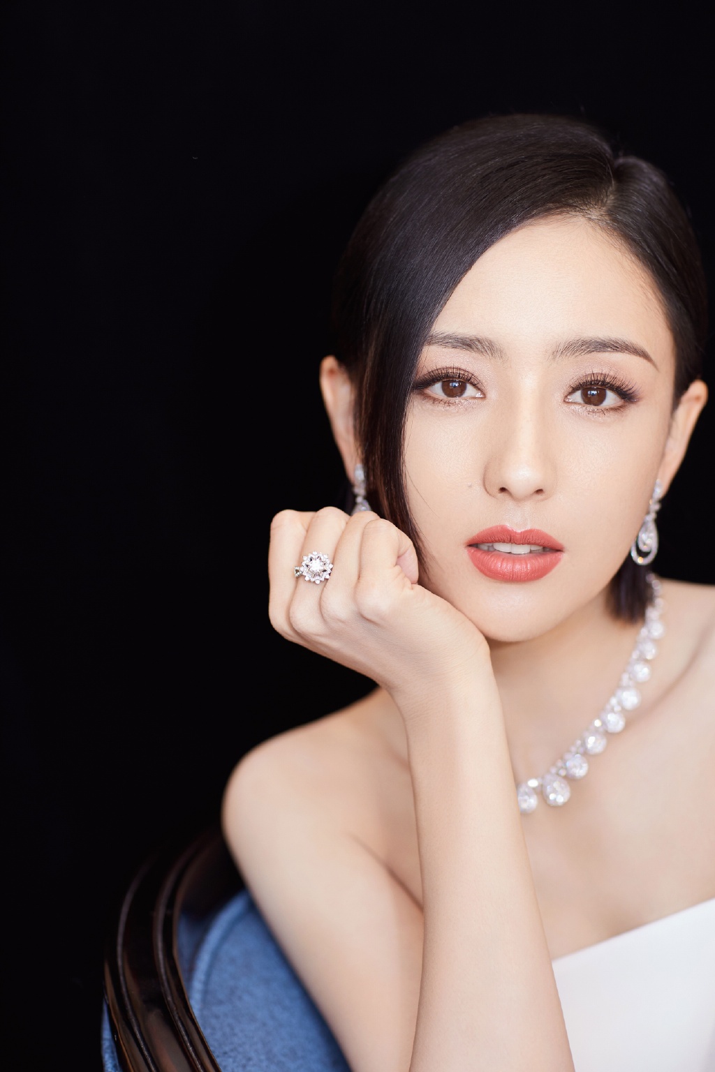 高清中国内地新疆伊犁影视女演员佟丽娅简约唯美性感写真图片桌面壁纸图片