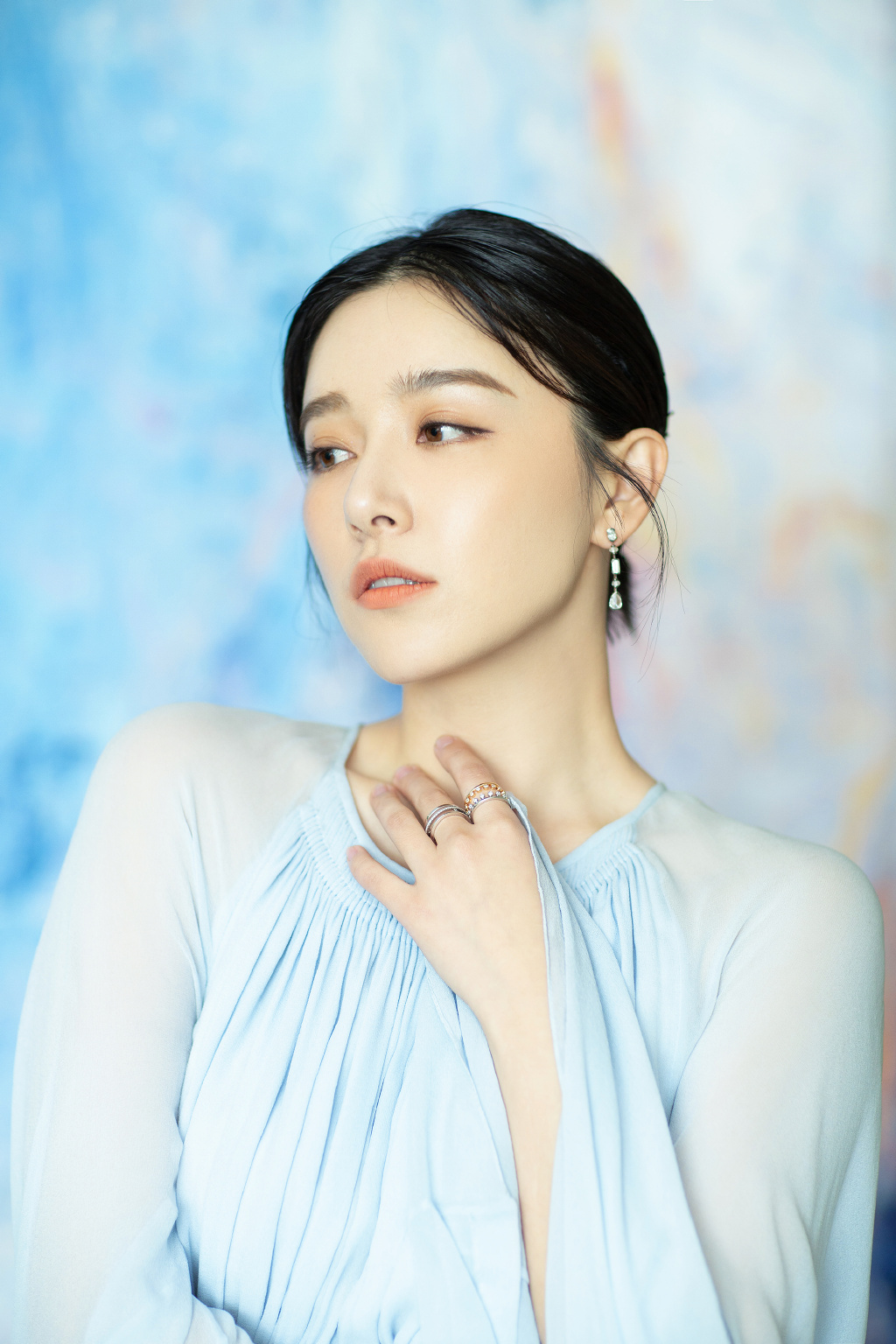 高清中国内地代黑龙江省哈尔滨新生女演员阚清子眼眸动人清新性感时尚大气艺术写真图片图片