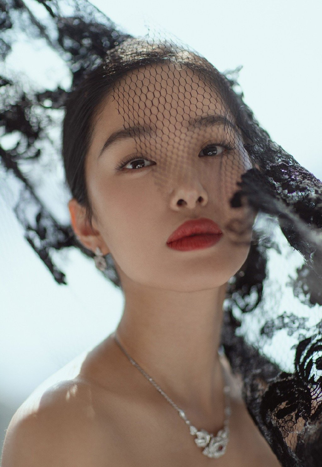中国内地女演员、歌手、主持人杨采钰深V性感红色长裙写真高清图片图片