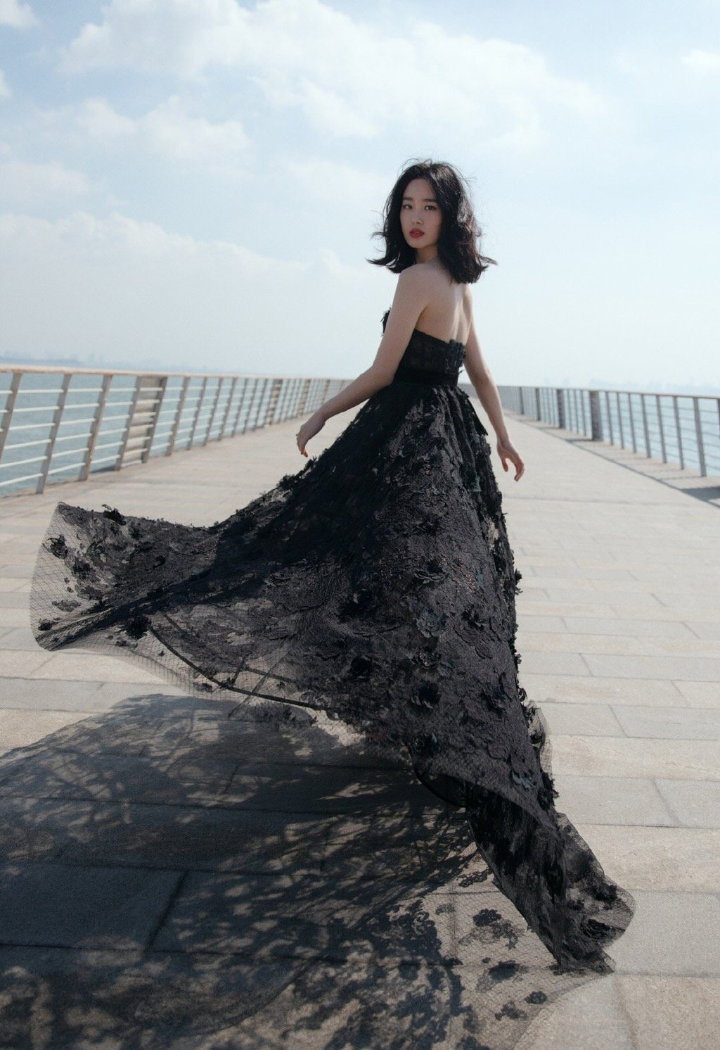 中国内地女演员、歌手、主持人杨采钰蕾丝透视裙性感写真图片图片