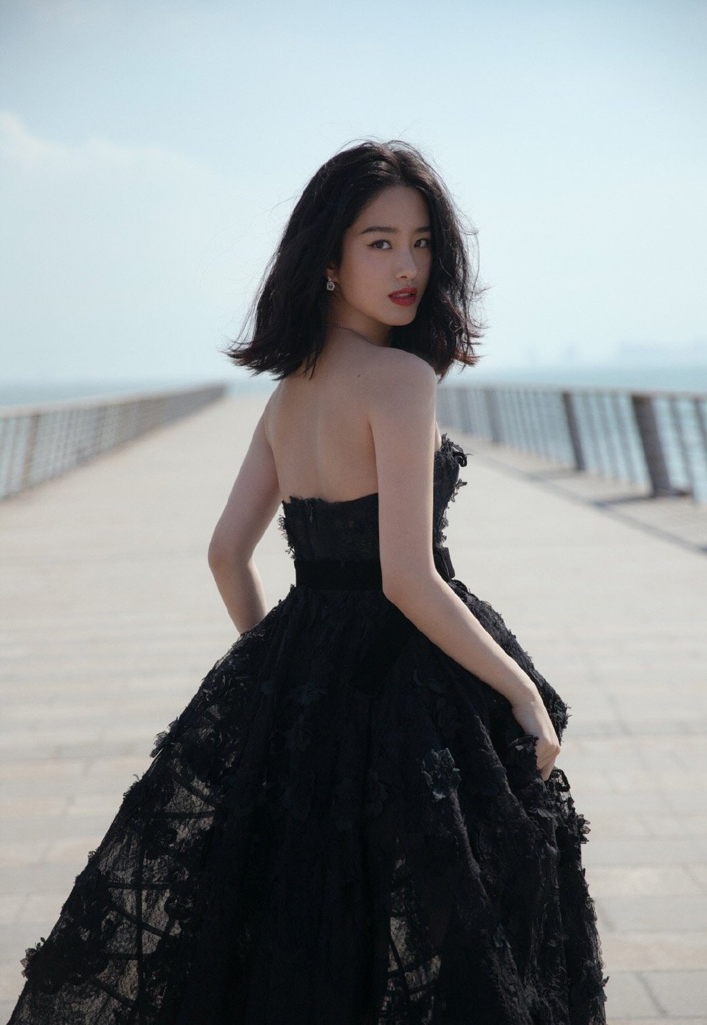 中国内地女演员、歌手、主持人杨采钰优雅甜美写真图片图片