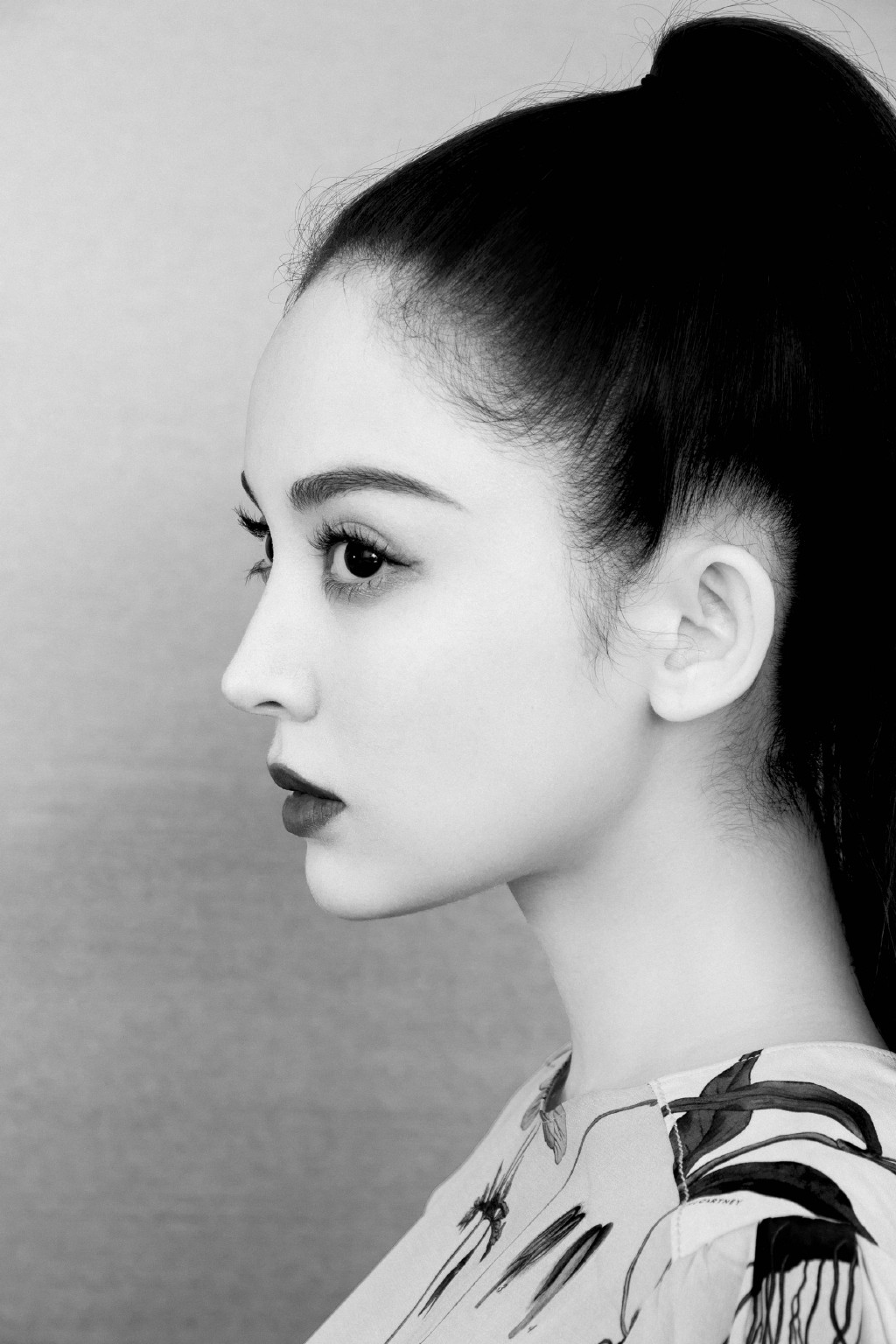 中国内地新疆乌鲁木齐市影视女演员古力娜扎微博之夜性感甜美写真图片图片