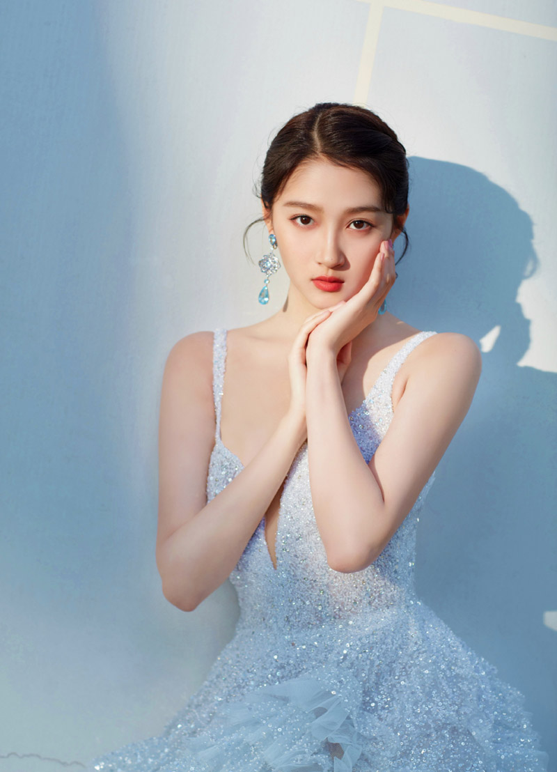 高清北京女演员关晓彤蕾丝半身裙性感图片图片
