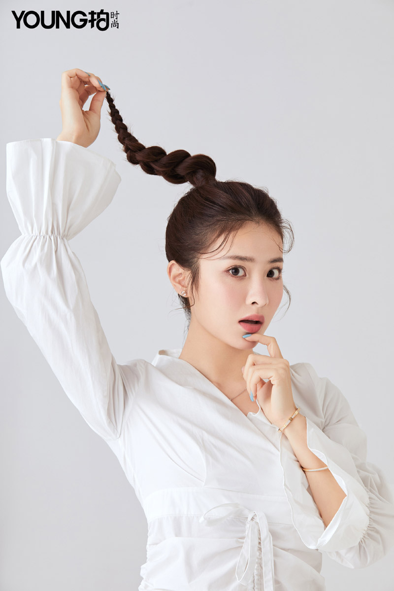高清中国内地北京女演员赖雨濛复古黑裙高清桌面壁纸图片