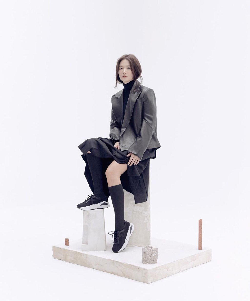 高清韩国大邱广域市女明显宋慧乔图片：亮相Burberry2017秋冬大秀现场图片图片