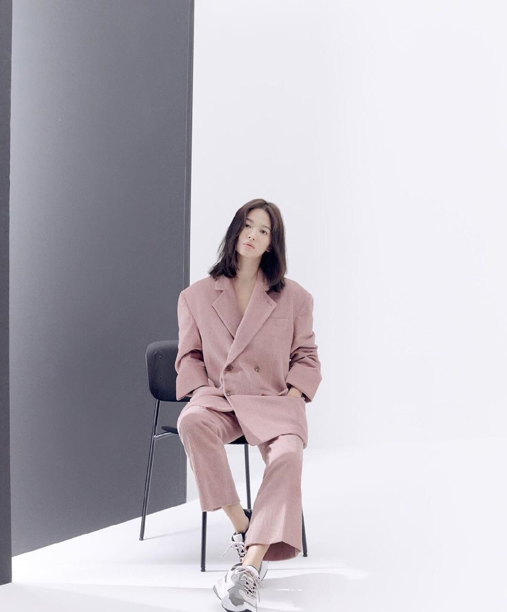 高清韩国大邱广域市女明显宋慧乔图片：亮相Burberry2017秋冬大秀现场图片图片