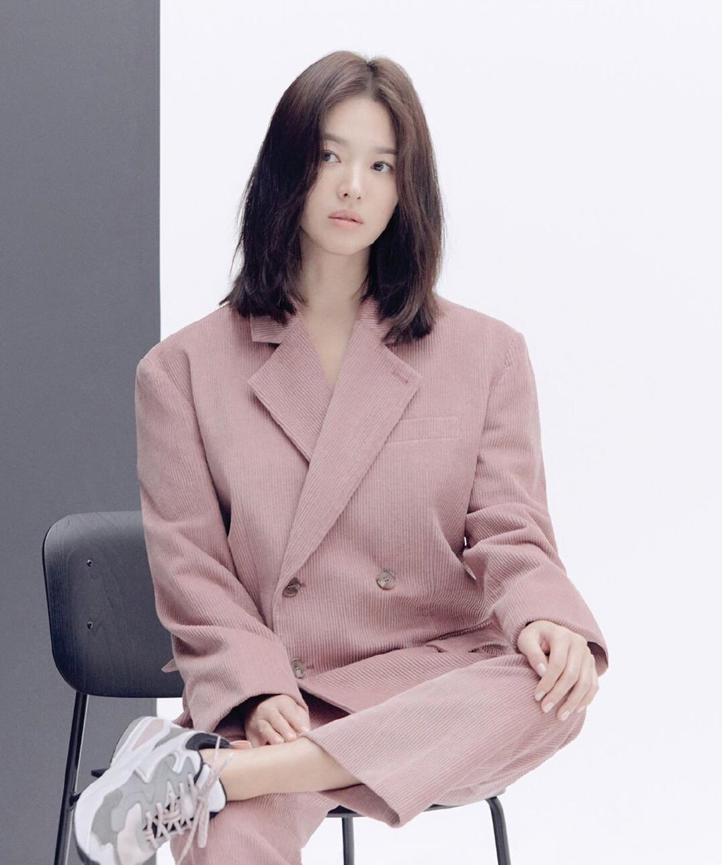 高清韩国大邱广域市女明显宋慧乔图片：亮相Burberry2017秋冬大秀现场图片图片