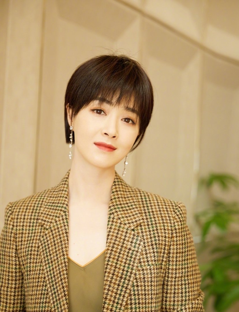 高清韩国大邱广域市女明显宋慧乔图片：亮相Burberry2017秋冬大秀现场图片图片