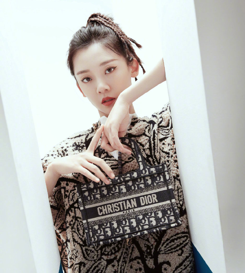 高清中国内地女演员美女苗苗清新甜美写真手机壁纸图片