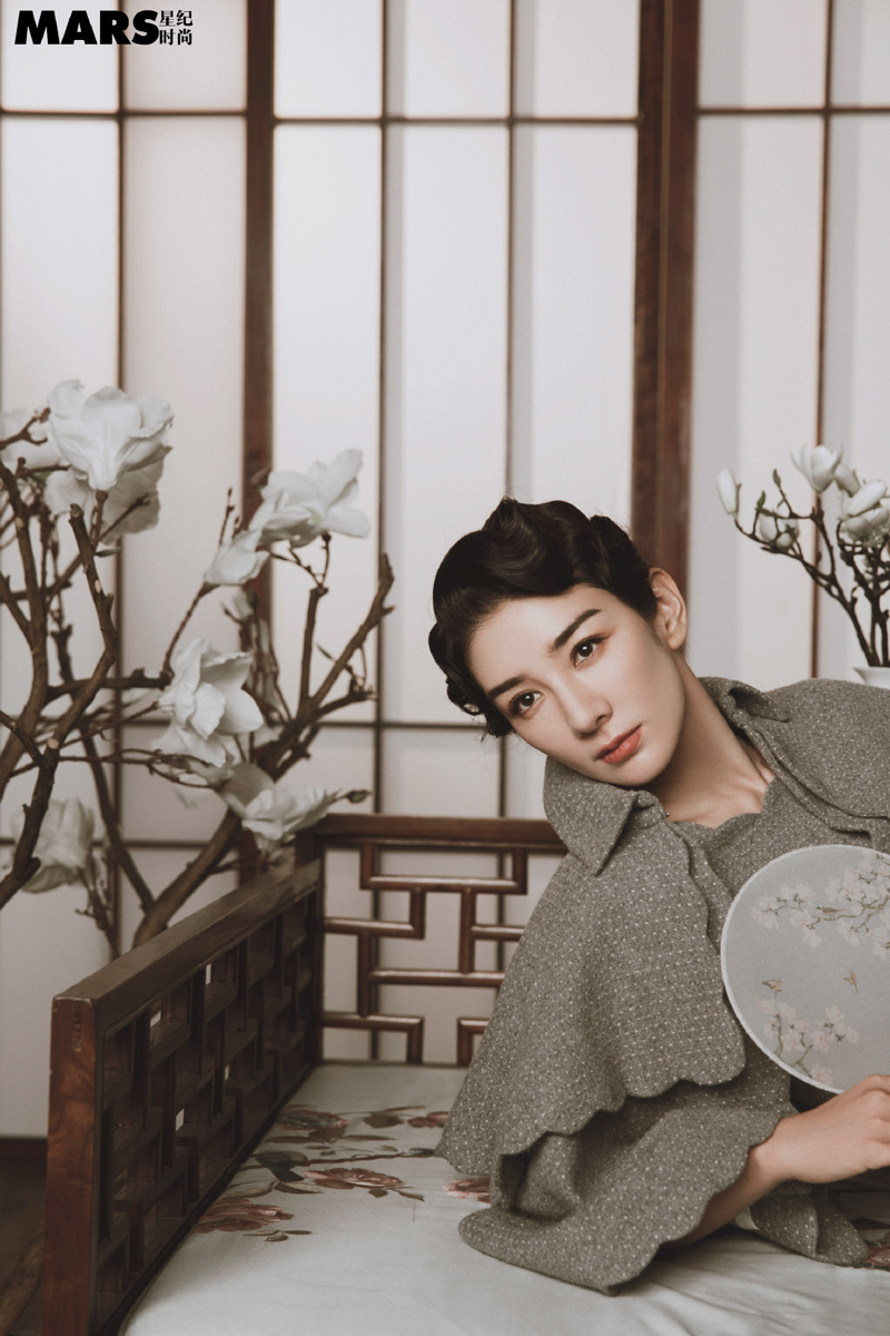 上海美女演员黄奕抹胸裙酷感写真图片图片