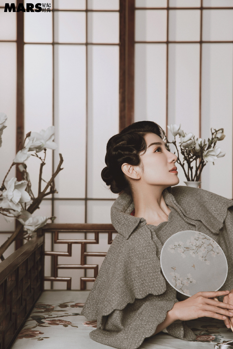 上海美女演员黄奕抹胸裙酷感写真图片图片