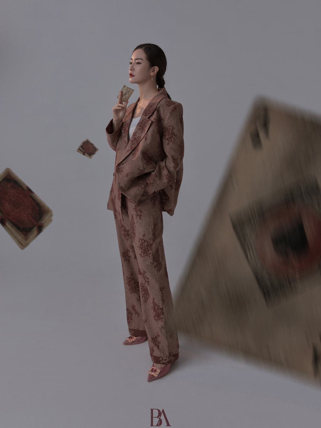 中国内地湖南省邵阳女演员李晟夏日绚丽大片花朵写真明艳动人图片