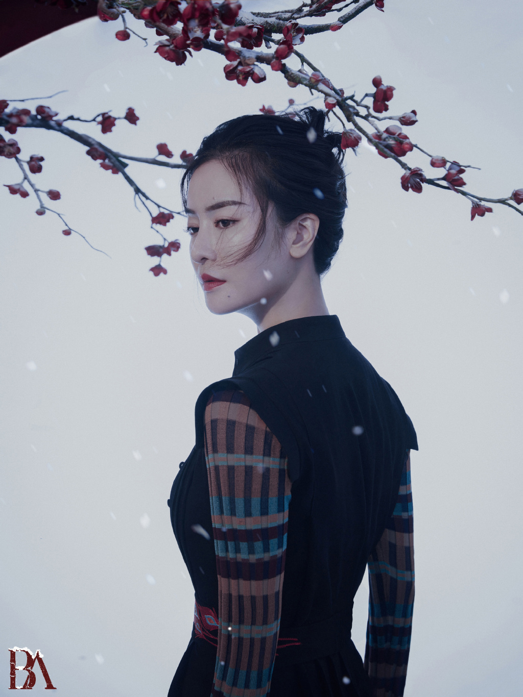 中国内地湖南省邵阳女演员李晟夏日绚丽大片花朵写真明艳动人图片
