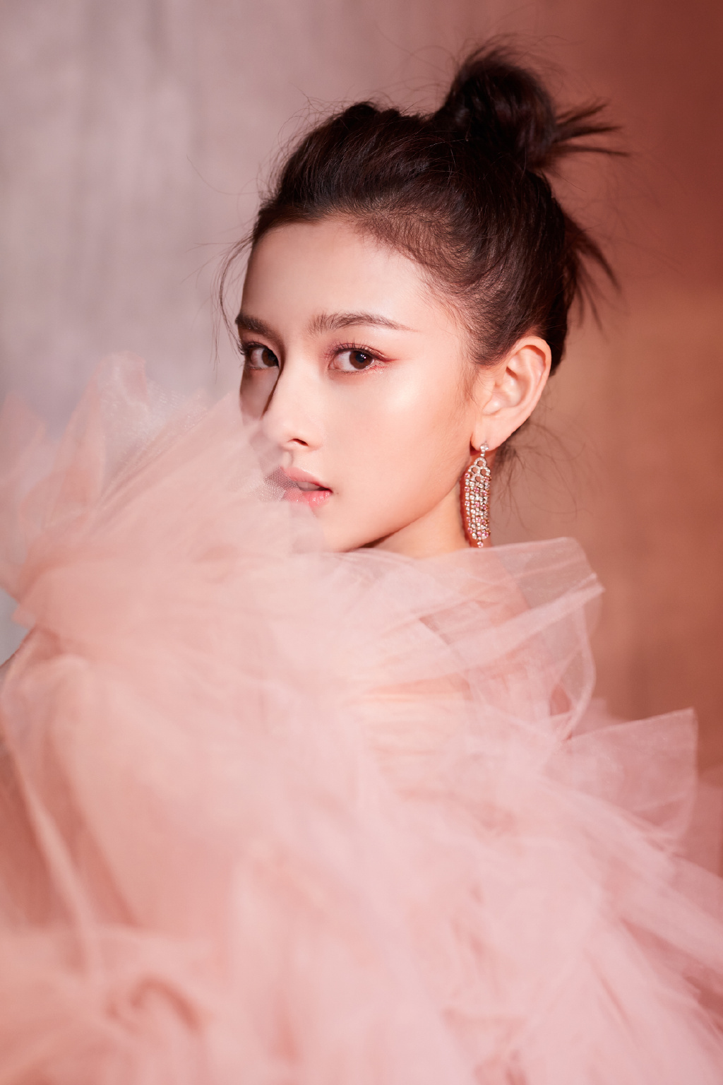 中国北京当代95后女演员宋祖儿复古格调高清桌面壁纸图片 中国北京当代95后女演员宋祖儿复古格调高清桌面壁纸图片
