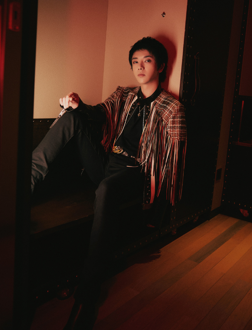 华晨宇红衣少年光影写真图片图片