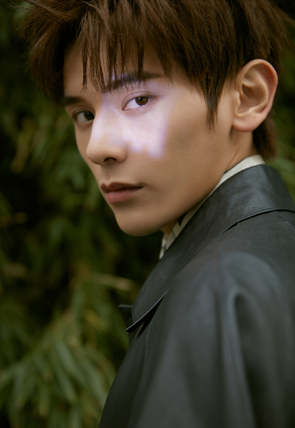高清男明星姚弛黑色风衣帅气街拍写真图片