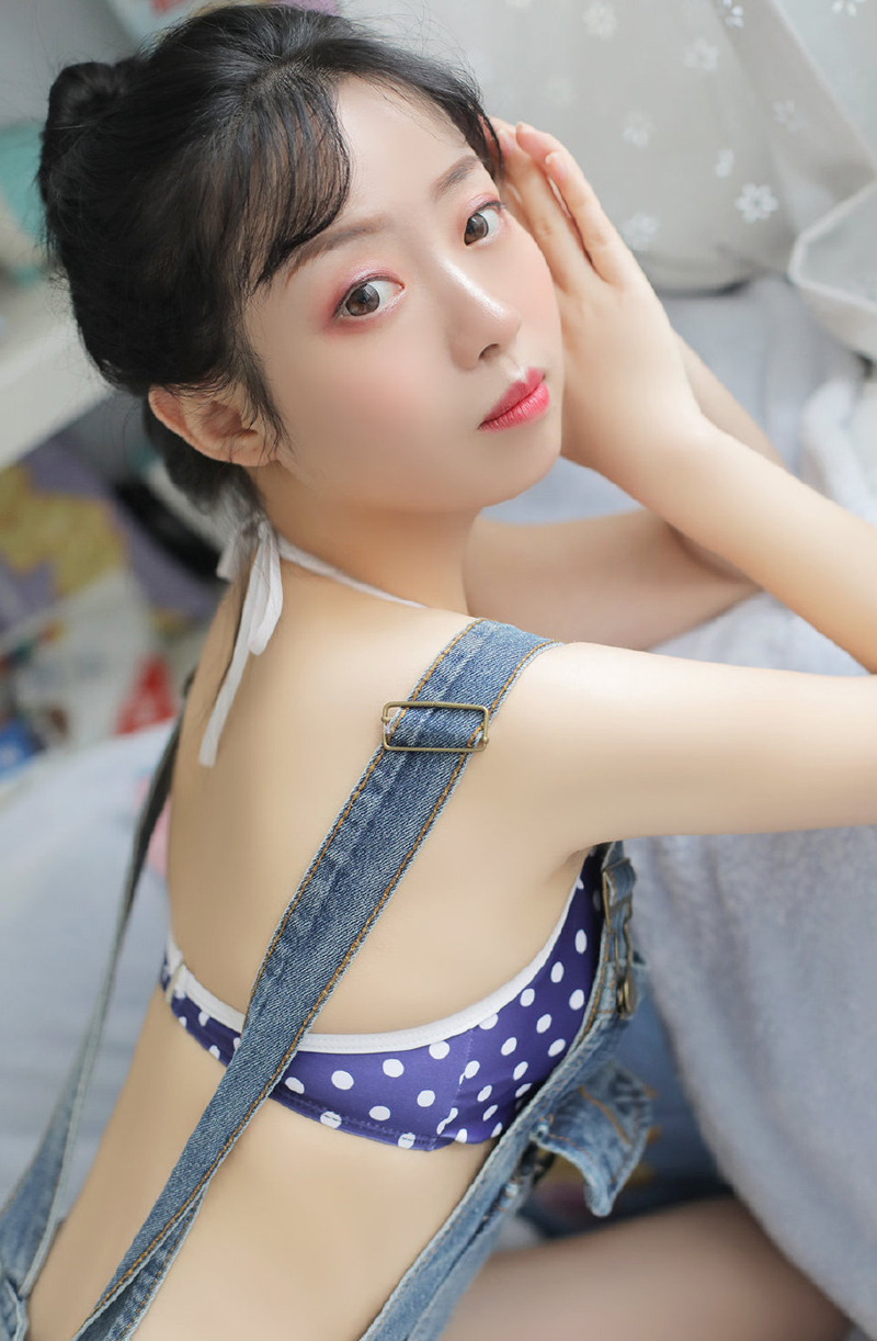 中国内地黑龙江女演员王佳宇白色风衣街拍写真图片图片