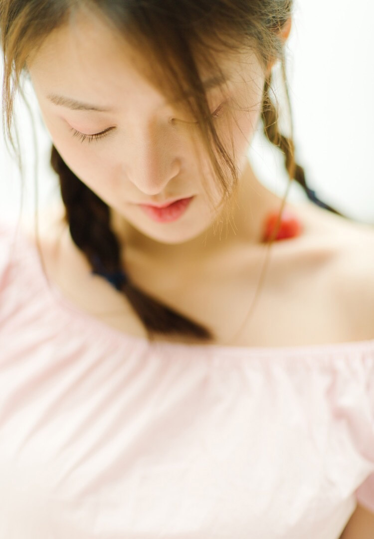 中国内地黑龙江女演员王佳宇白色风衣街拍写真图片图片